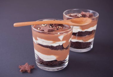 Bir tabloda tahta kaşık ile cam kavanozlara çikolata tatlı