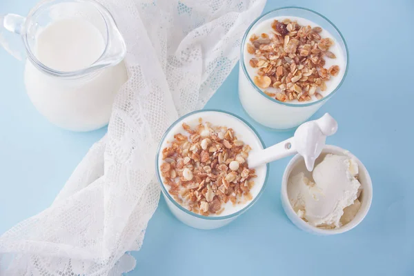 Iogurte em vidro, leite e queijo de creme em uma mesa com guardanapo branco. Vista superior . — Fotografia de Stock