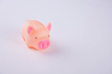 mavi zemin üzerine pembe plastik domuz