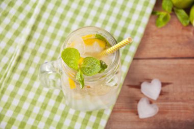 Limonata ya da naneli mojito kokteyli soğuk, ferahlatıcı içecek ya da buzlu içecek.