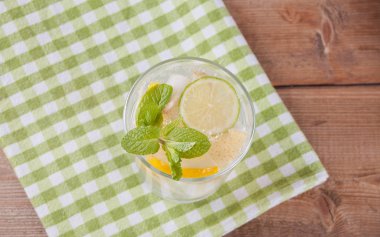 Limonata ya da naneli mojito kokteyli soğuk, ferahlatıcı içecek ya da buzlu içecek.