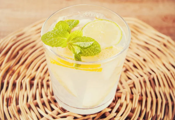Cóctel de limonada o mojito con limón y menta, bebida refrescante fría o bebida — Foto de Stock