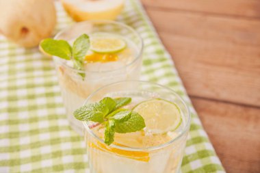 Limonata veya mojito limon ve nane, soğuk serinletici içecek veya içecek ile kokteyl