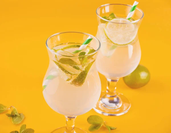 Limonade oder Mojito-Cocktail mit Zitrone und Minze, kaltes Erfrischungsgetränk oder Getränk auf gelbem Hintergrund. — Stockfoto