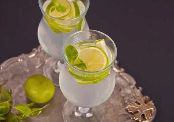 Coquetel de limão ou mojito com limão e hortelã, bebida refrescante fria ou bebida — Fotografia de Stock
