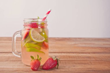 Limon, çilek ve nane, soğuk serinletici içecek veya buz ile içecek ile limonata veya Mojito kokteyl.
