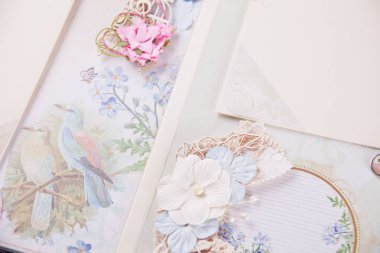 Chebbi şık tarzında Scrapbooking albümünden sayfa.