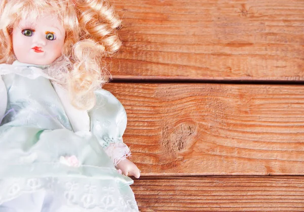 Jolie poupée vintage sur le fond en bois — Photo