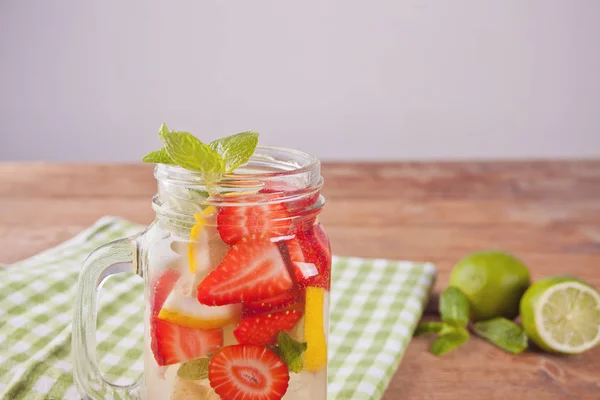 Cocktail limonade ou mojito au citron, fraises et menthe, boisson rafraîchissante froide ou boisson glacée . — Photo
