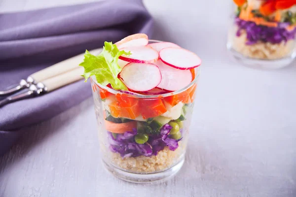 Ensalada fresca saludable en vidrio con col roja, tomate, quinua, ensalada verde y rábano en la mesa de madera —  Fotos de Stock