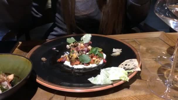 Kafede Salata Yiyen Genç Kadın — Stok video