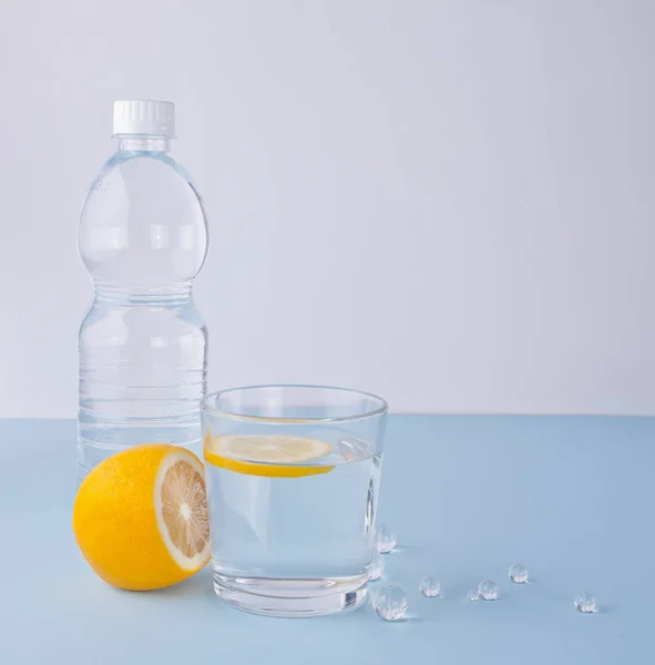 Agua con limón en la mesa azul — Foto de Stock