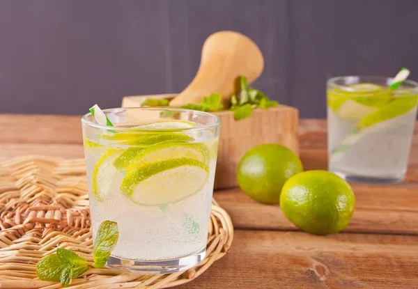 Limonádé vagy mojito koktél, citrom és menta, hideg frissítő itallal vagy ital a sárga háttér. — Stock Fotó