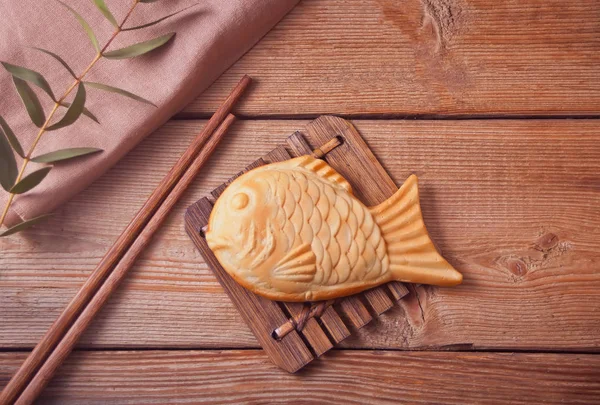 Taiyaki japán utcai élelmiszer hal alakú édes tömés Waffle a fából készült asztal. — Stock Fotó