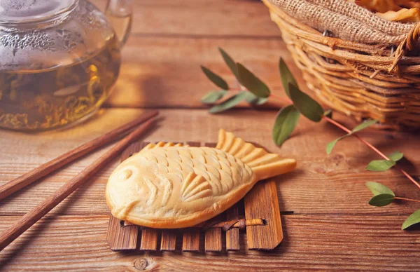 Taiyaki comida callejera japonesa gofre relleno dulce en forma de pescado en la mesa de madera — Foto de Stock