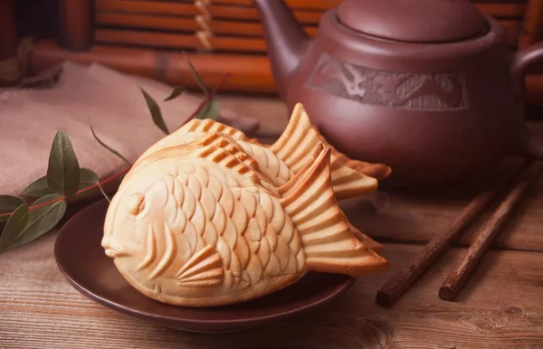 Taiyaki comida callejera japonesa gofre relleno dulce en forma de pescado en la mesa de madera — Foto de Stock