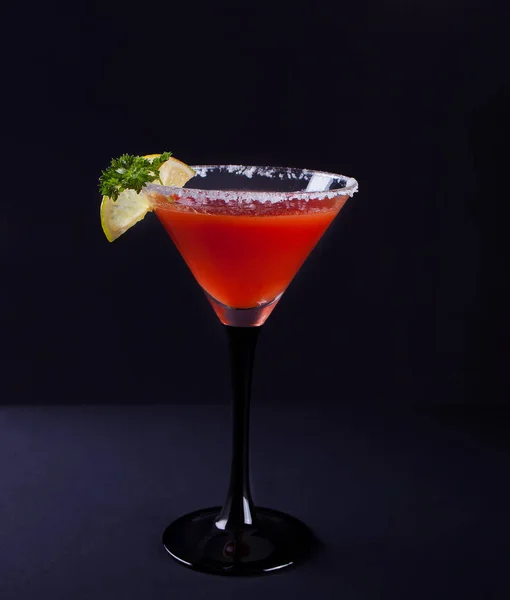 グラスに血まみれのメアリーカクテル。黒い背景にトマトブラッディメアリースパイシーな飲み物. — ストック写真
