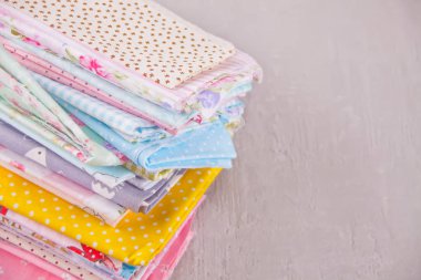 masada farklı renklerde bez yeni kumaş yığını