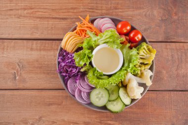Quinoa, kırmızı lahana, domates, soğan, yeşil salata, ahşap arka plan üzerinde salatalık ile Sağlıklı sebze buda kase öğle yemeği. Üst te. Kopyalama alanı.