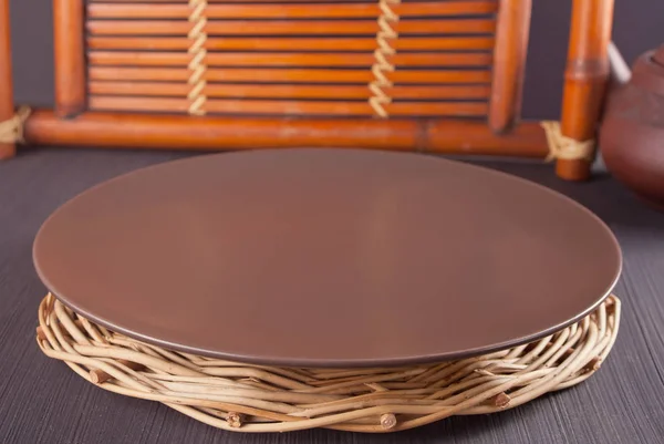 Ahşap eski masanın üzerinde kahverengi tabak. Masa ayarı. Doğu teması. — Stok fotoğraf