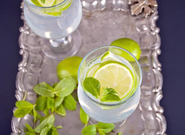 Limonádé vagy mojito koktél, citrom és menta, hideg frissítő itallal vagy ital — Stock Fotó