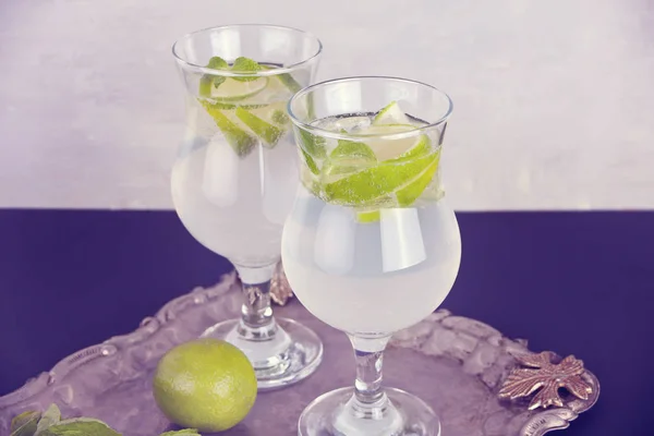 Limonade oder Mojito-Cocktail mit Zitrone und Minze, kaltes Erfrischungsgetränk oder Getränk — Stockfoto