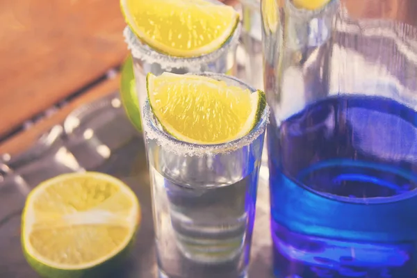 Tequila Shot med lime och havssalt och blå flaska på bricka — Stockfoto