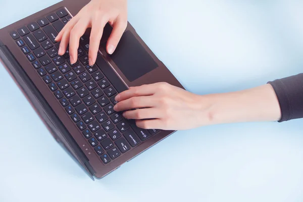 Крупный план деловой женщины, работающей на ноутбуке в домашнем офисе — стоковое фото