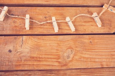 Halat ve boş ahşap plakalar arka plan üzerinde Clothespins. Kopya alanı. Üstte görüntü.