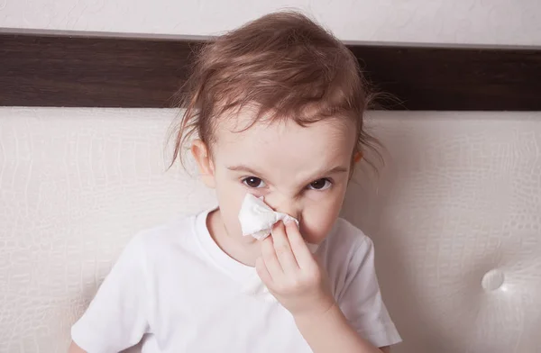 Gadis kecil yang sakit dan lucu meniup hidungnya — Stok Foto
