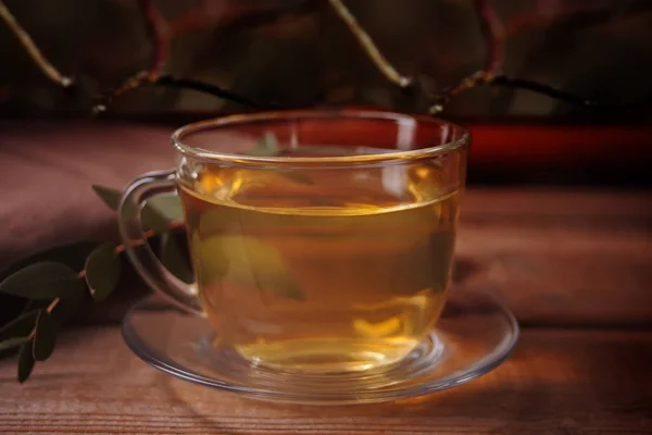 Taza de té sobre fondo oscuro sobre fondo de madera — Foto de Stock