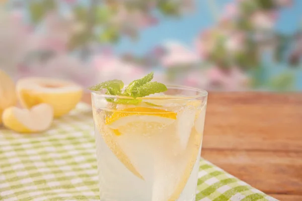 Körte limonádé vagy Mojito koktél, körte, citrom és menta társaságában, hideg frissítő itallal vagy italt a természet hátterében — Stock Fotó