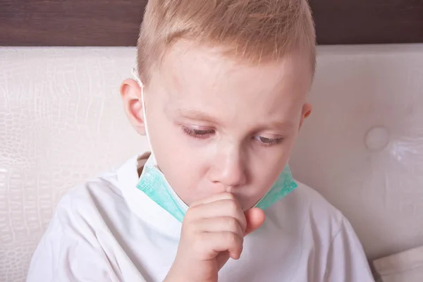 Malade garçon souffrant de toux dans le lit à la maison — Photo