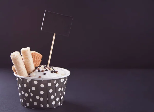 Siyah masada waffle ile vanilyalı dondurma. Kopyalama alanı. — Stok fotoğraf