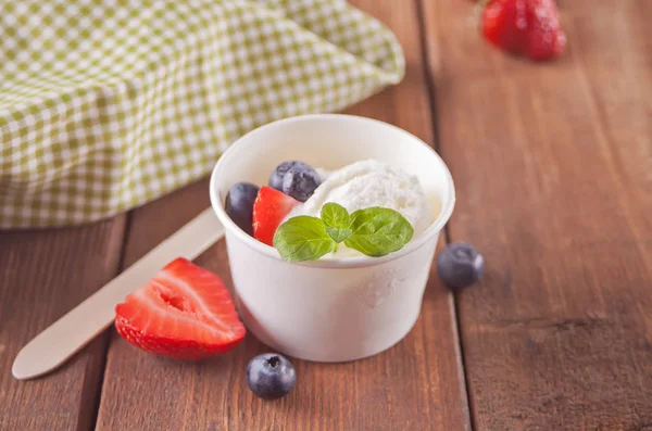 Helado de vainilla con gofres, hoja de menta, fresas y arándanos en la mesa de madera —  Fotos de Stock