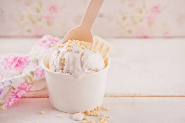 Sorvete de baunilha com chocolate branco na mesa branca e fundo floral . — Fotografia de Stock