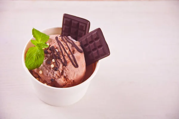 Ciotola di carta di gelato al cioccolato con foglia di menta sullo sfondo bianco — Foto Stock