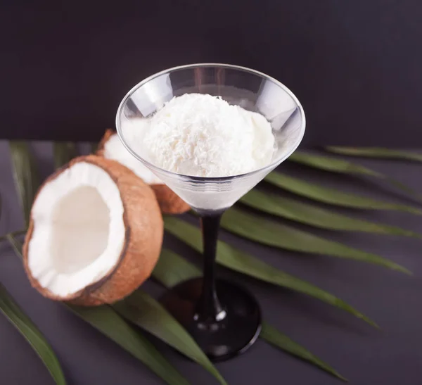 Sorvete de coco no fundo preto com folha de palmeira e coco — Fotografia de Stock