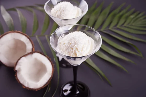 Sorvete de coco no fundo preto com folha de palmeira e coco — Fotografia de Stock