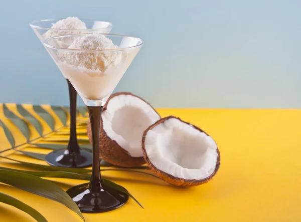 야자수 잎과 코코넛노란색 테이블에 코코넛 아이스크림 — 스톡 사진