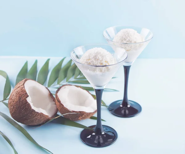 Sorvete de coco no fundo azul com folha de palmeira e coco — Fotografia de Stock