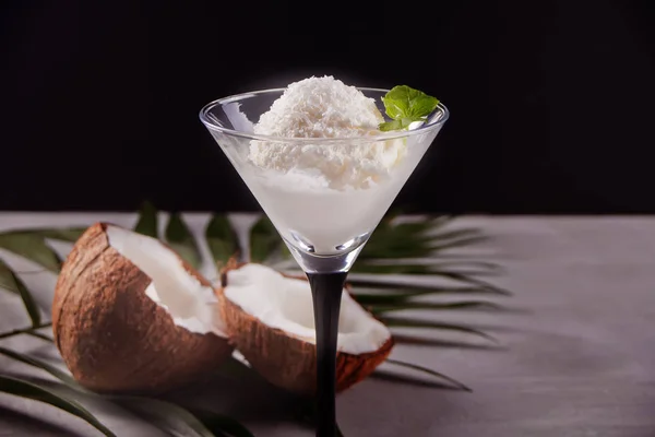 Sorvete de coco na mesa cinza com folha de palma e coco — Fotografia de Stock