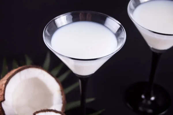 Coquetel Pina Colada na mesa preta com folha de palma e coco no fundo — Fotografia de Stock