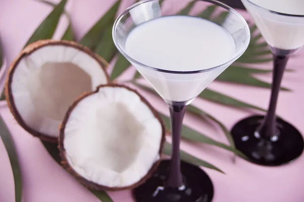 Coquetel Pina Colada com folha de palmeira e coco no fundo — Fotografia de Stock