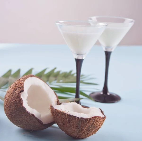 Coquetel Pina Colada na mesa azul com folha de palma e coco no fundo — Fotografia de Stock