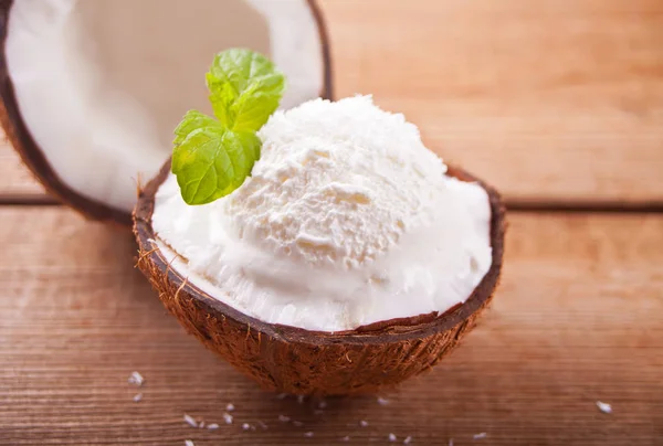 Кокосове морозиво на дерев'яному столі з м'ятним листом — стокове фото