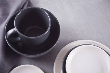 Gri masa üzerinde boş siyah beyaz plakalar.