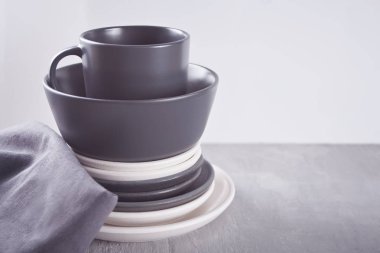 Gri masa üzerinde boş siyah beyaz plakalar.