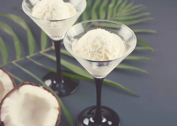 Sorvete de coco no com folha de palma e coco — Fotografia de Stock