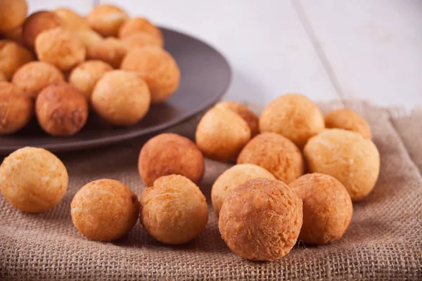 Pequeñas bolas de donas caseras recién horneadas de queso cottage —  Fotos de Stock